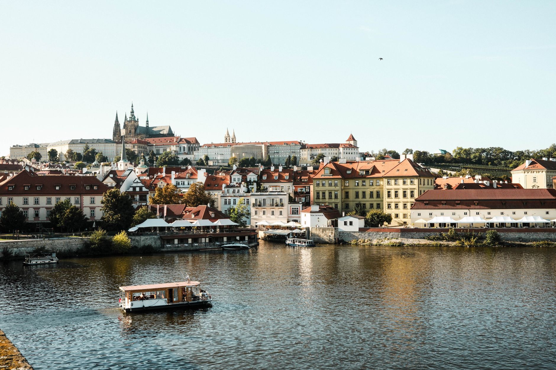 Slunečné počasí stále láká na plavbu Prahou